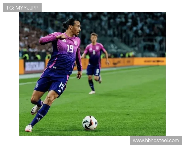 德国足球明星在比赛中意外倒地引发球迷热议与媒体关注